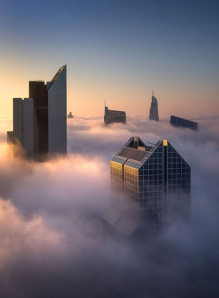 美摄影师拍摄迪拜摩天大楼云雾中“漂浮”震撼场景