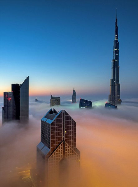 美摄影师拍摄迪拜摩天大楼云雾中“漂浮”震撼场景