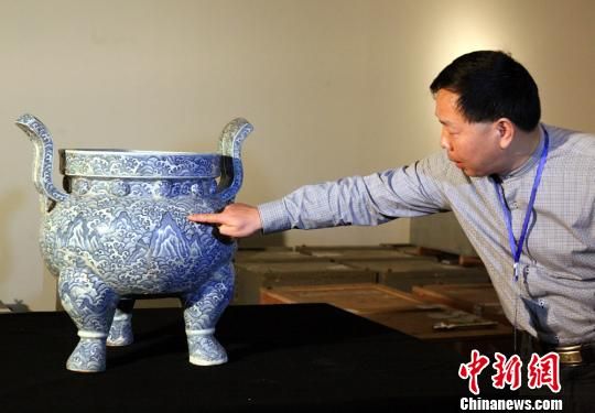 永乐青花三足炉亮相 景德镇皇家御用瓷器首展长沙