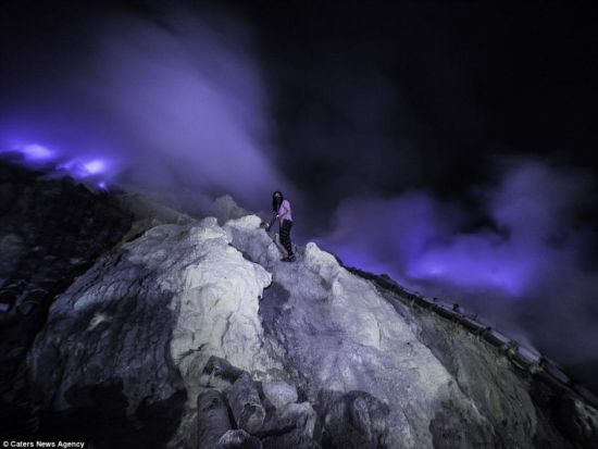 摄影师拍摄印尼火山口夜晚散发蓝色光芒