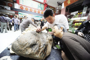 赌石：5万元石头泛绿光疑为翡翠原石