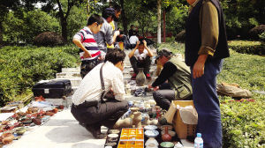 市民淘宝。记者 黄阳阳 摄