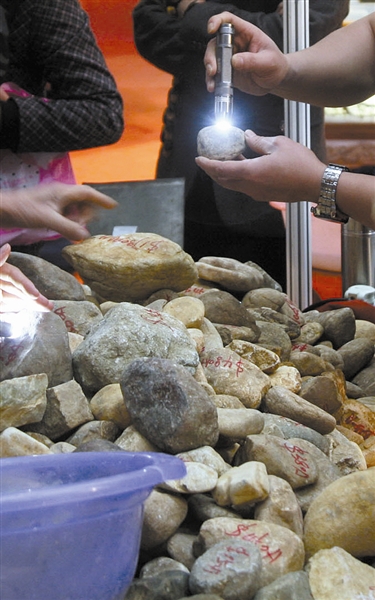 在东莞举办的一次珠宝玉石展上展出的玉石原石，吸引了众多参观和购买者 东莞时报资料图 记者 周天宝 摄