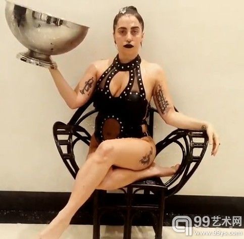 Lady Gaga冰桶挑战 图片来源：artnet