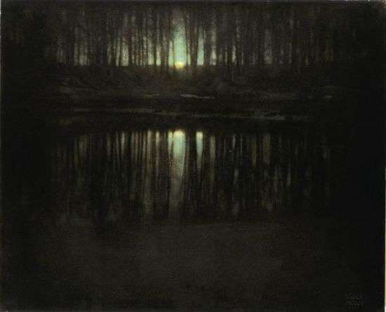 The Pond/Moonlight(池塘/月光)，摄影：Edward Steichen (1904)，290万美元 图片来源：中国青年网 