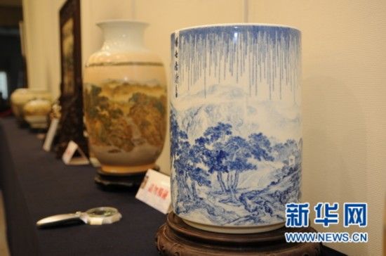 7月26日，“古韵焕采”陶瓷微书精品展在曼谷拉开帷幕。图为一件青花箭筒山水微书作品。（新华社记者 毕尚宏 摄）