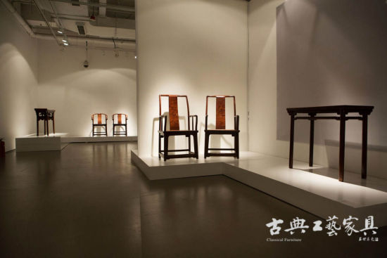 白色的展台、柔和的灯光将家具的古典美展现无遗