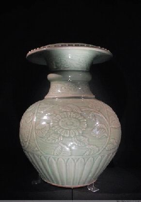 明代 龙泉窑青釉刻花石榴式尊 高36.4cm 口径18.4cm 足径15.5cm 故宫博物院藏