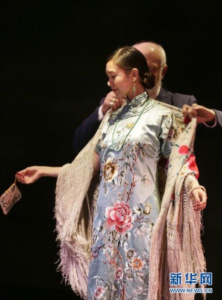 11月6日， 在加拿大温哥华地区里士满市，一名模特展示一件二十世纪初期制作的旗袍。