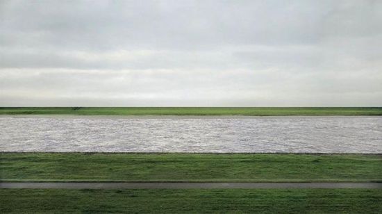 Rhein II（莱茵河二号），摄影：Andreas Gursky（1999），430万美元 图片来源：中国青年网