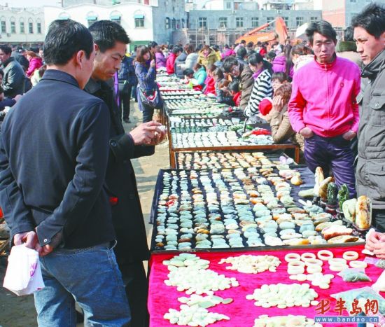 在河南省镇平县石佛寺镇的玉博苑玉器批发市场,像这样的玉器摊位有数