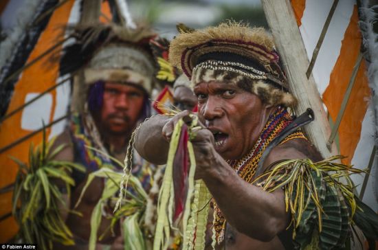 戈罗卡秀（Goroka show），一场独立日之前前的吟歌盛典，充满了野魅的张力，成百上千的土著人为此络绎而来，载歌载舞，尽情展示他们的传统文化。