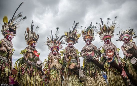 成百上千的土著人为此络绎而来，载歌载舞，尽情展示他们的传统文化。