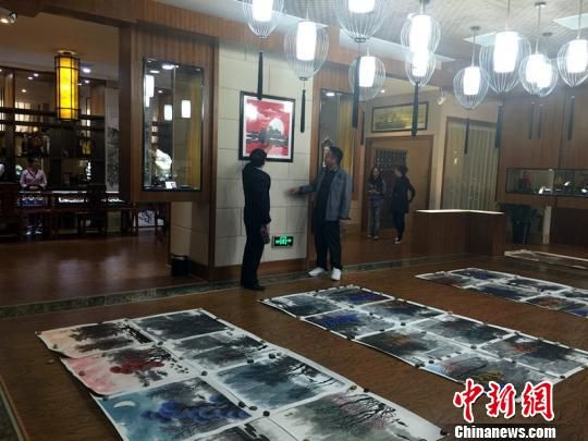 图为市民前来参观游览昆仑玉文化馆，观赏贾雨画展。　孙睿　摄