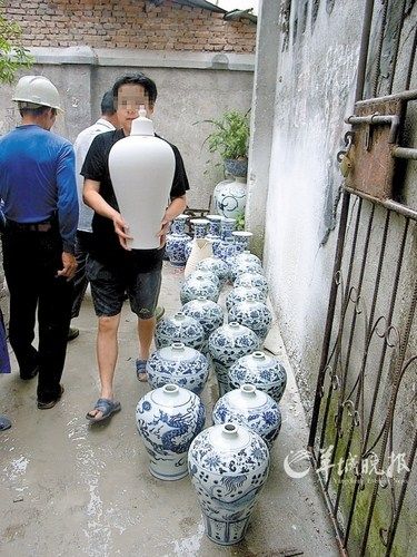 景德镇一间简陋作坊量产的“高仿”瓷器 蒋铮 摄