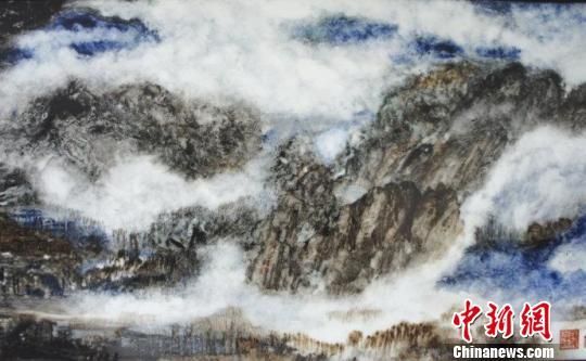 图为黄山云海?瓷版画操驰（艾霖）作品。