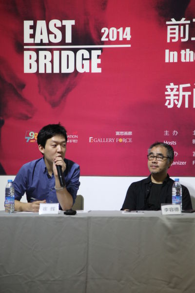 图为《East Bridge系列展》策展人之一 崔辉先生介绍《East Bridge》