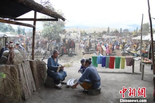 图为北庭史馆展示的古代集市贸易场景。　戚亚平　摄