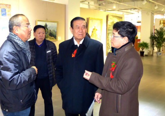 邹立颖向长城学会周友良常务副会长汇报展览情况