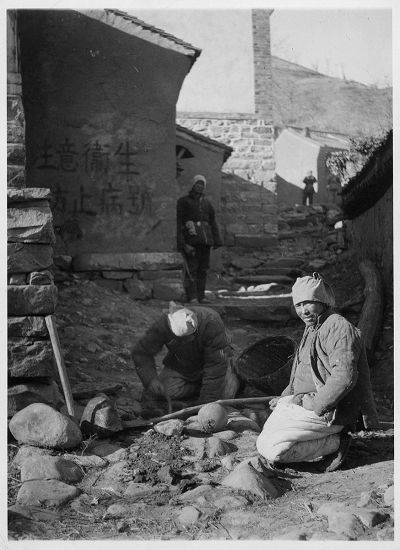 晋察冀边区民兵在村口埋地雷,1943年 林迈可作品