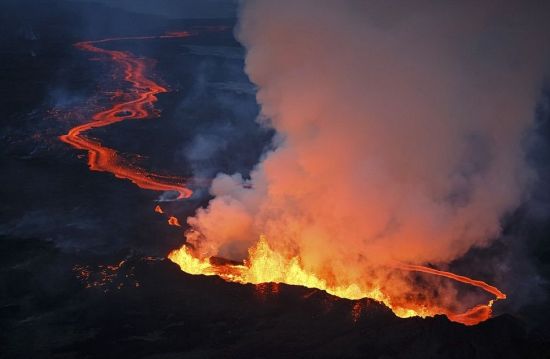 在拍摄到俊美的冰洞穴美景的同时，Erez Moram还抓拍到了Holuhraun火山喷发的场景，红色的熔硫喷射出来，与周围的冰川景色形成鲜明的对比。（网页截图）